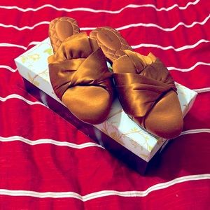 New in box!!! Gorgeous burnt orange Birdies mules